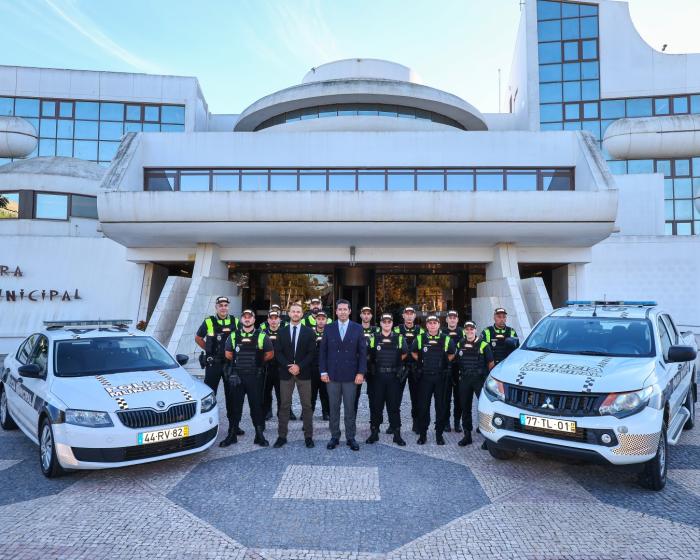 ENTREGA DIVISAS E CARTEIRAS PROFISSIONAIS A 12 AGENTES DA POLÍCIA MUNICIPAL - ampliar imagem ou passar à próxima