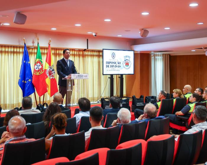 ENTREGA DIVISAS E CARTEIRAS PROFISSIONAIS A 12 AGENTES DA POLÍCIA MUNICIPAL - ampliar imagem ou passar à próxima