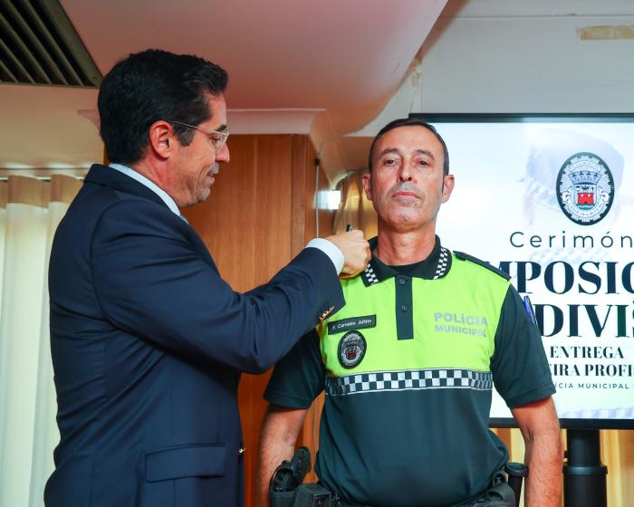 ENTREGA DIVISAS E CARTEIRAS PROFISSIONAIS A 12 AGENTES DA POLÍCIA MUNICIPAL - ampliar imagem ou passar à próxima