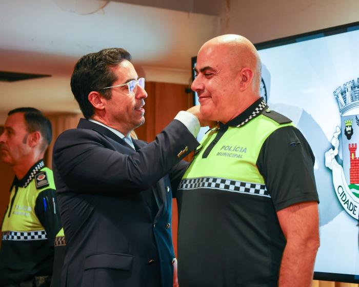 ENTREGA DIVISAS E CARTEIRAS PROFISSIONAIS A 12 AGENTES DA POLÍCIA MUNICIPAL - ampliar imagem ou passar à próxima