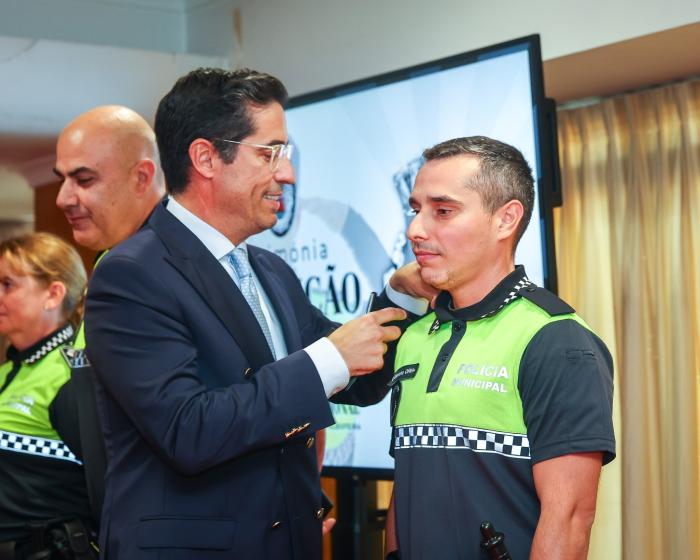 ENTREGA DIVISAS E CARTEIRAS PROFISSIONAIS A 12 AGENTES DA POLÍCIA MUNICIPAL - ampliar imagem ou passar à próxima