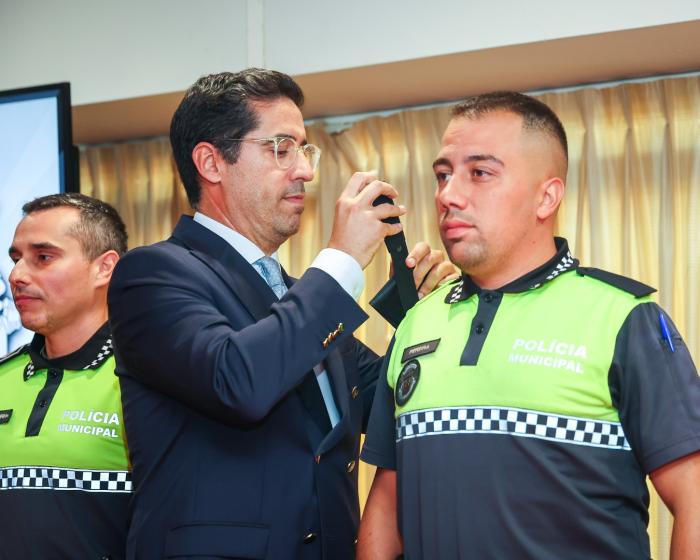 ENTREGA DIVISAS E CARTEIRAS PROFISSIONAIS A 12 AGENTES DA POLÍCIA MUNICIPAL - ampliar imagem ou passar à próxima
