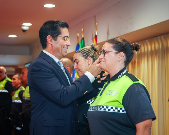 ENTREGA DIVISAS E CARTEIRAS PROFISSIONAIS A 12 AGENTES DA POLÍCIA MUNICIPAL - ampliar imagem ou passar à próxima