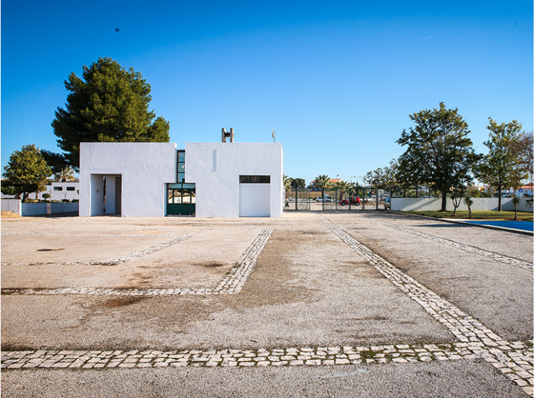 edificio branco visto de longe