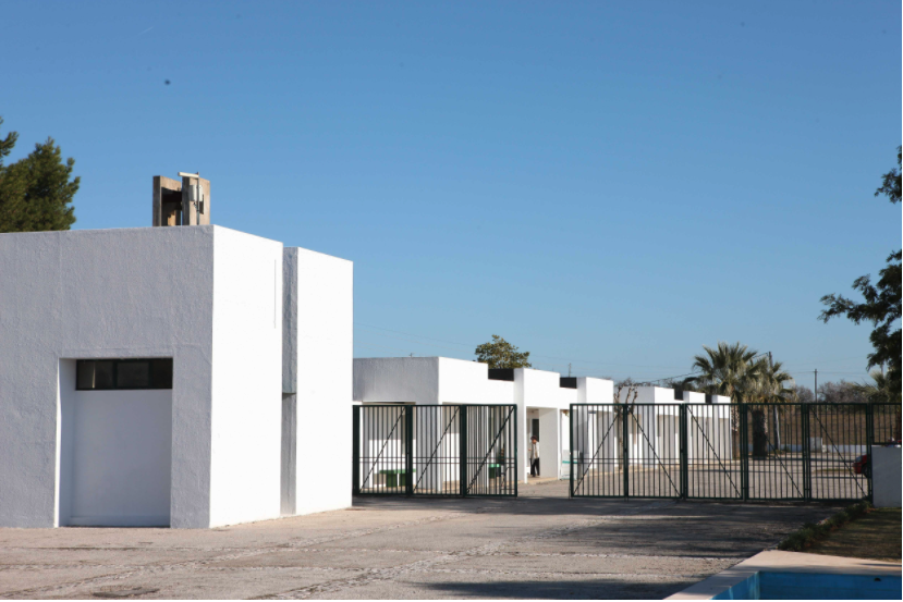 edificio branco e grade
