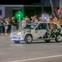 Carro de rally a fazer slalom