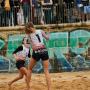 jogada de cabeça no jogo de Futevólei feminino