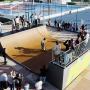 nova rampa de skate com os jovens a praticar skate, trotinete