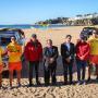 Elementos do executivo municipal e da Associação de Nadadores Salvadores de Albufeira na praia dos Pescadores