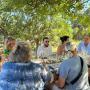 comitiva de jornalistas franceses sentados à mesa