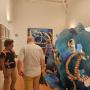 comitiva de jornalistas franceses numa exposição de arte