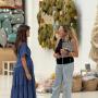 comitiva de jornalistas franceses no atelier da artista têxtil Vanessa Barragão